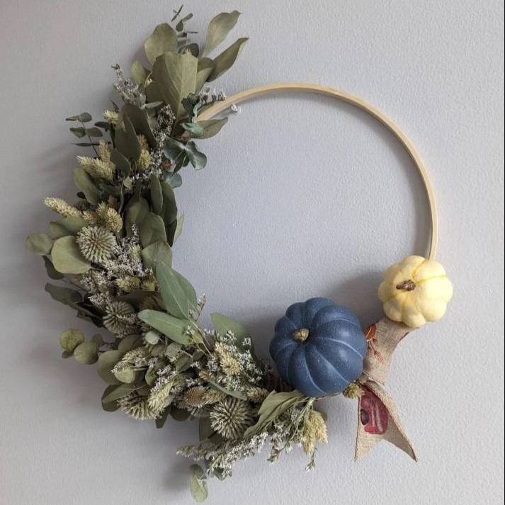 Image of an autumn themed wreath by event instructor, Aoife Donnan (The Irish Flower Girl)